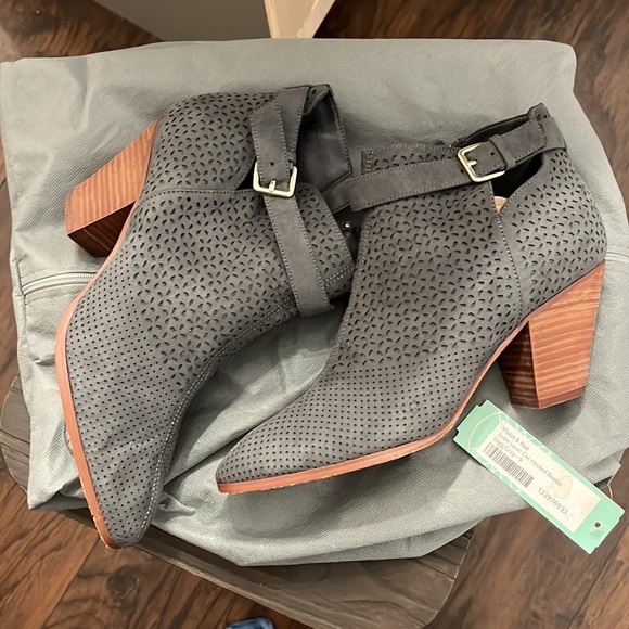 Worn a handful of times - Picture 5 of 7